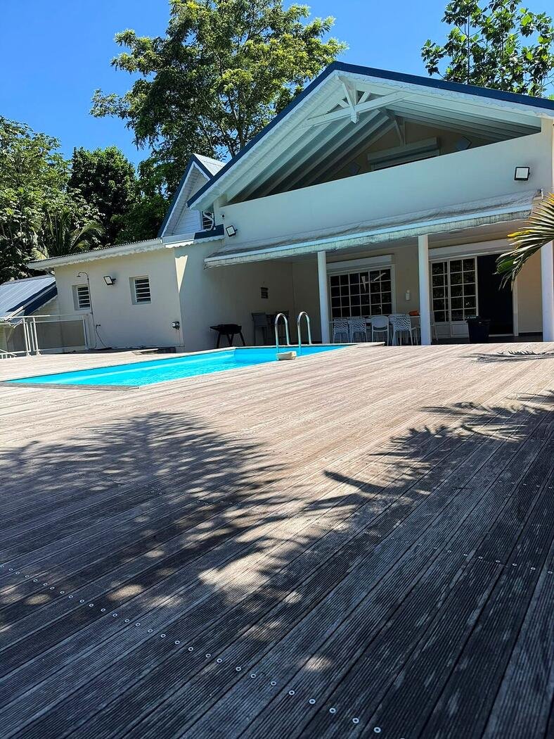La villa et sa piscine en plein soleil
