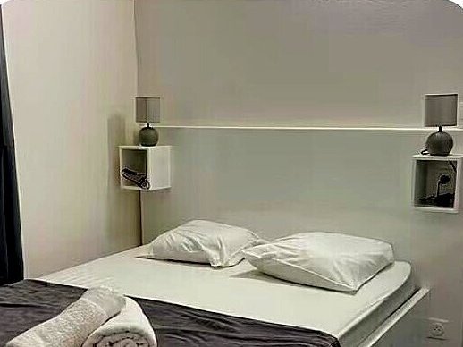 Chambre lumineuse au linge blanc