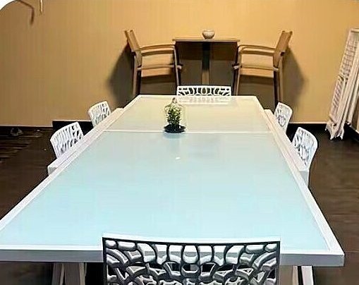 Grande table de repas pour dix convives