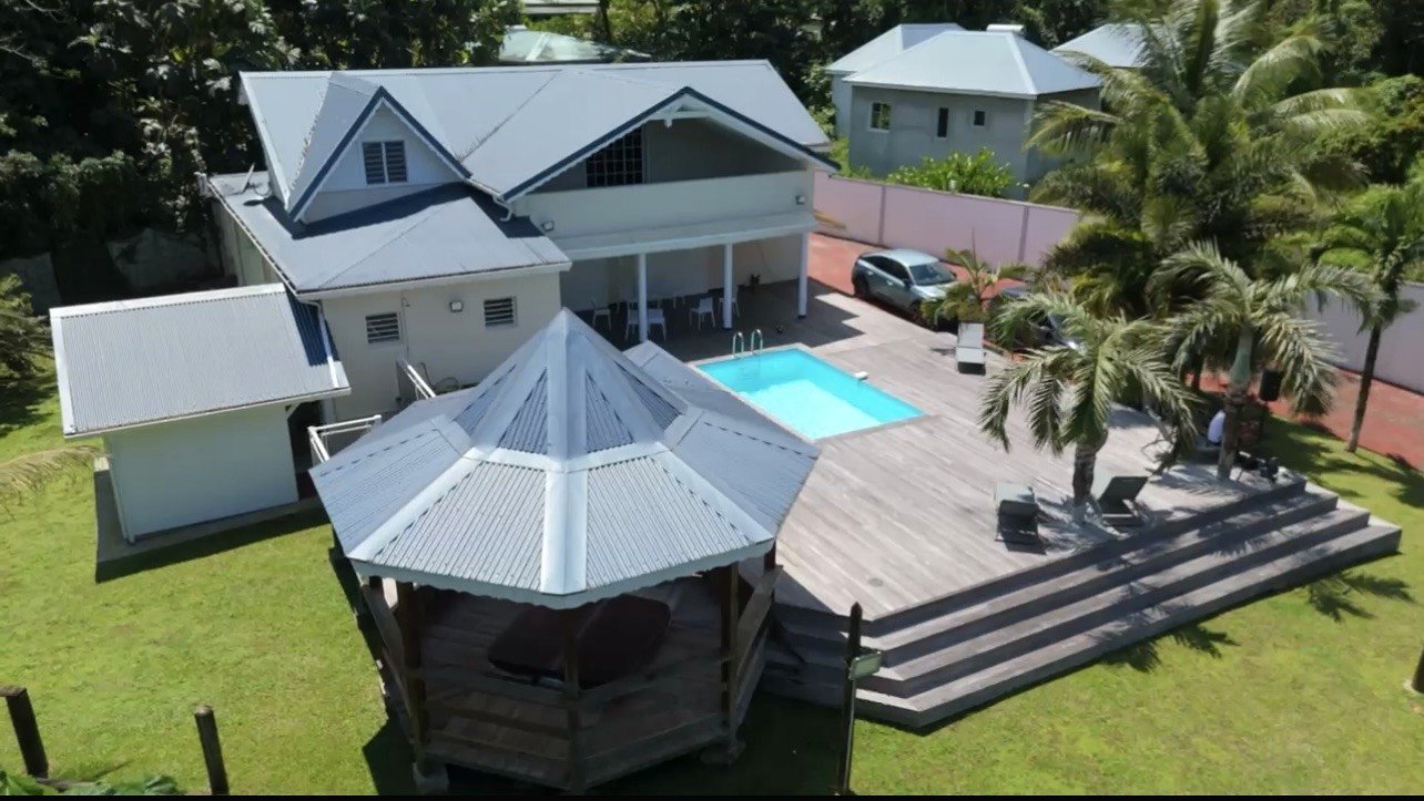 La villa, son carbet et sa piscine vus du ciel