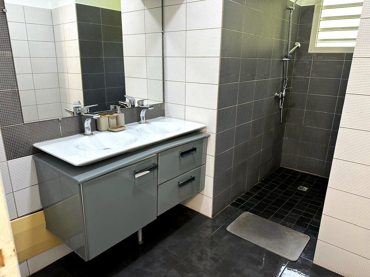 Salle de bain en mosaïque avec double vasque