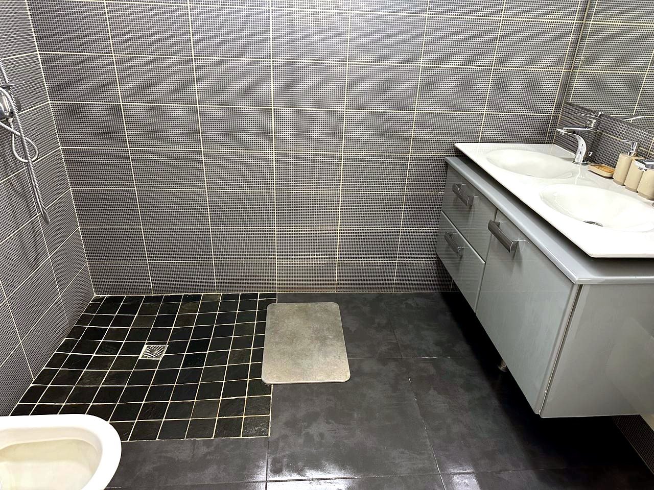 Salle d'eau avec douche à l'italienne