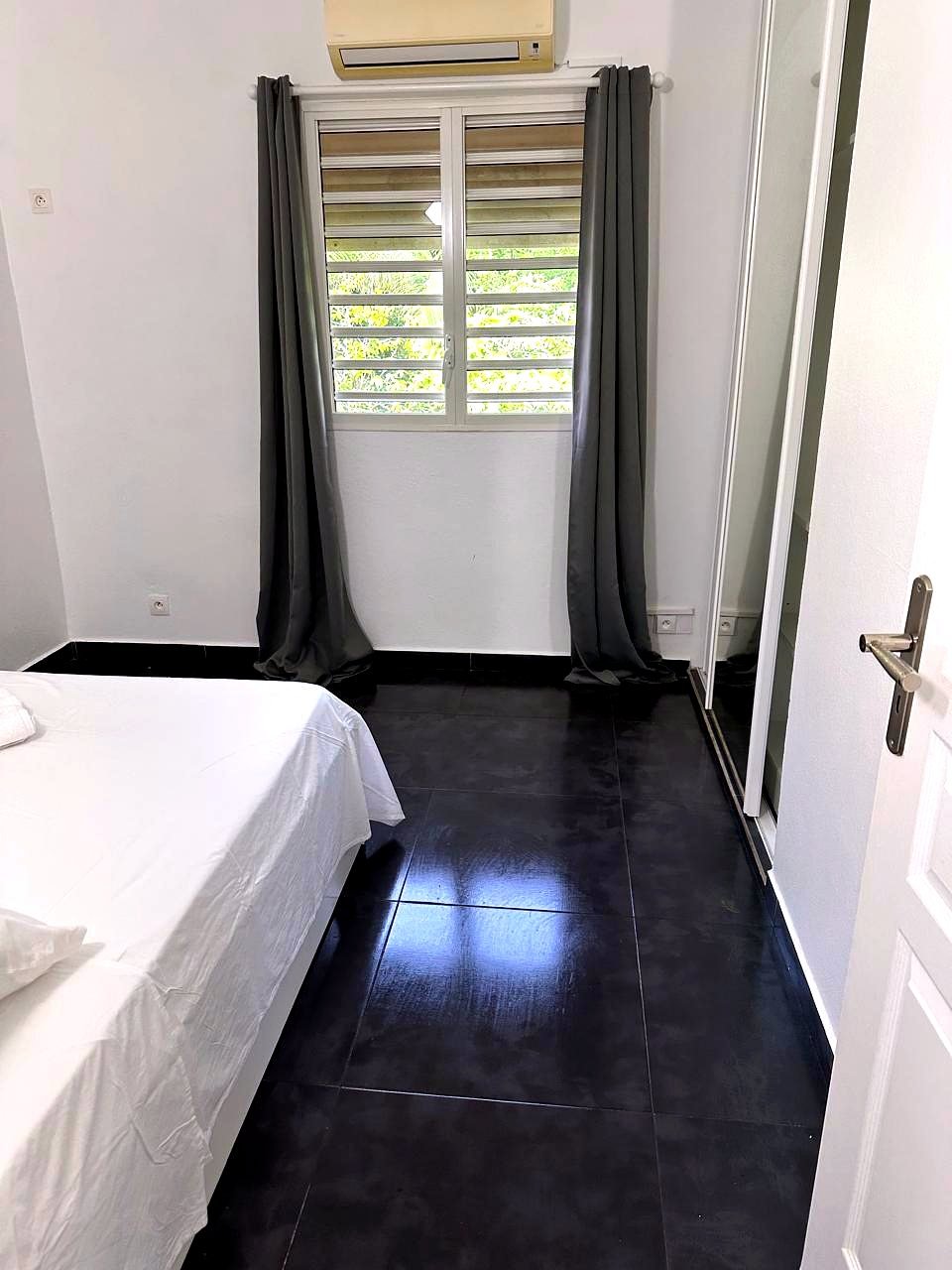 Chambre climatisée ouverte sur la végétation