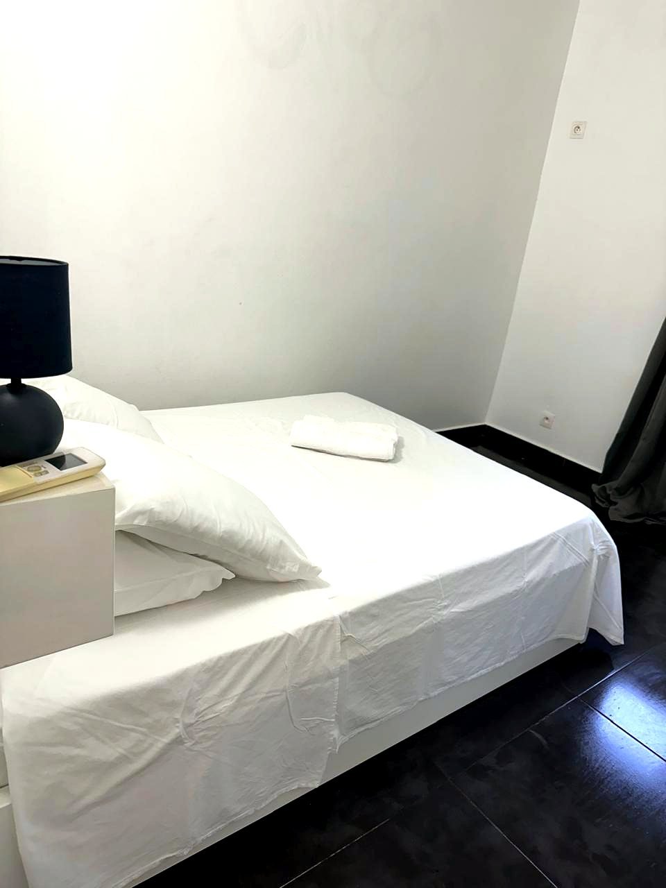 Chambre épurée au linge blanc