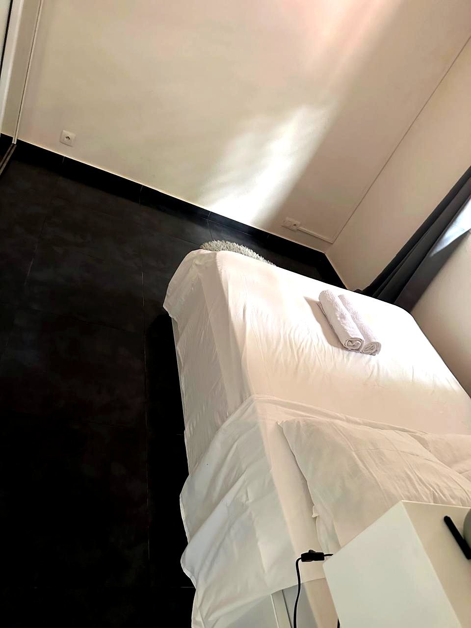 Chambre cosy aux tons noir et blanc