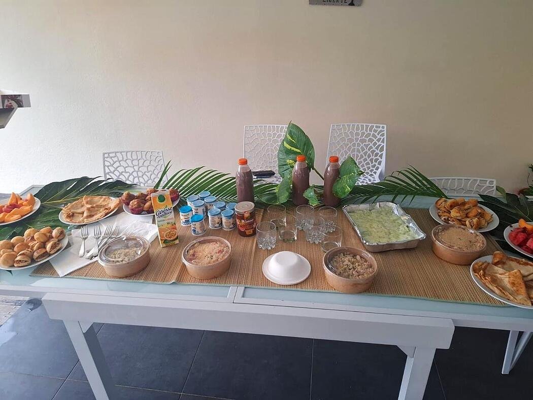 Repas complet servi à la villa