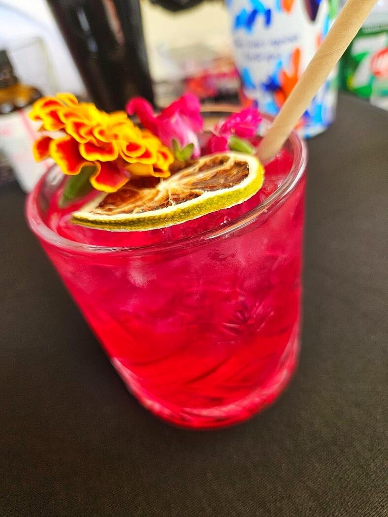 Cocktail signature aux fleurs comestibles