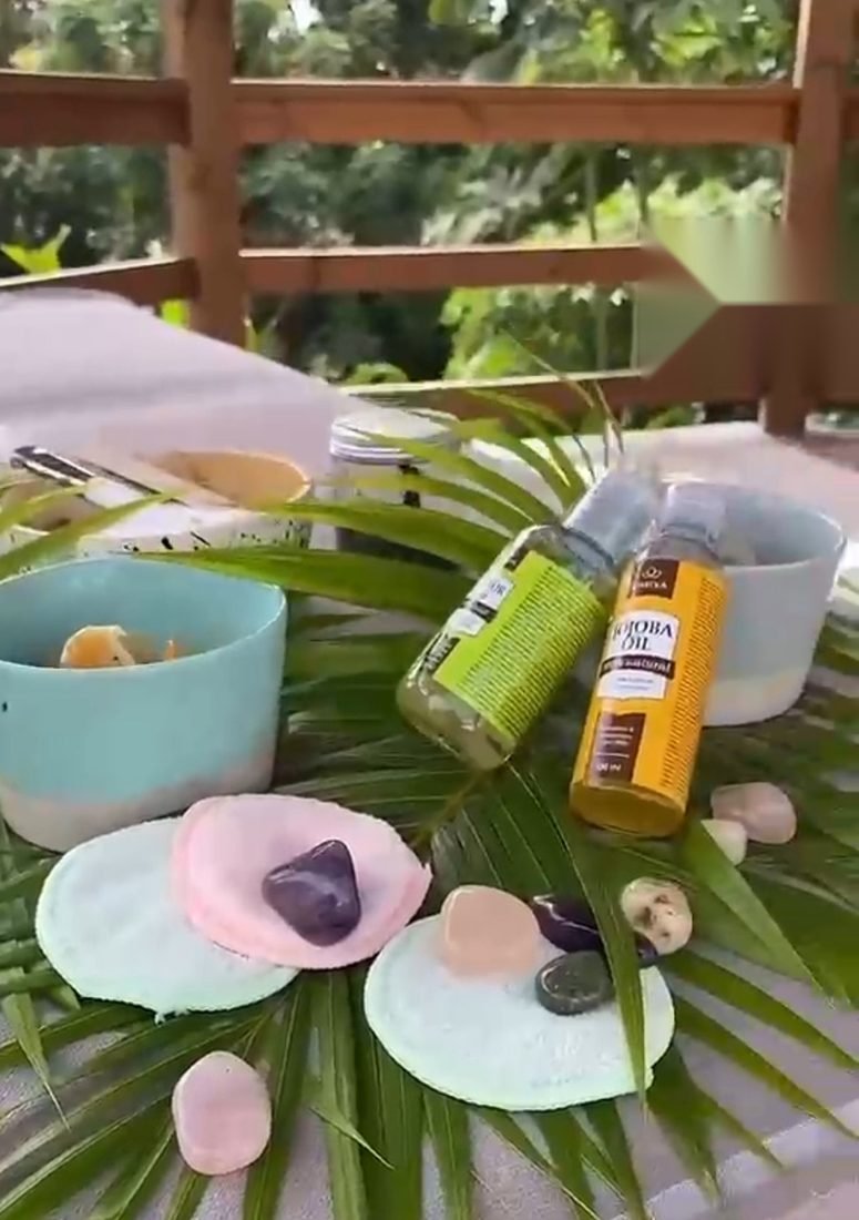 Table de massage dressée sous le carbet, huiles et pierres de soin