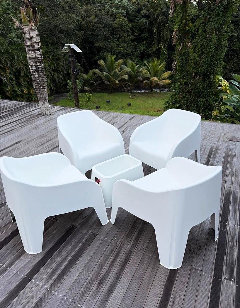 Tables rondes et chaises dressées pour une réception à la villa