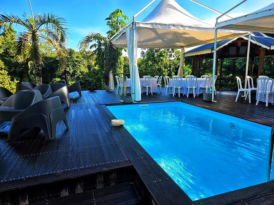 Chapiteaux et tables dressées autour de la piscine pour une réception
