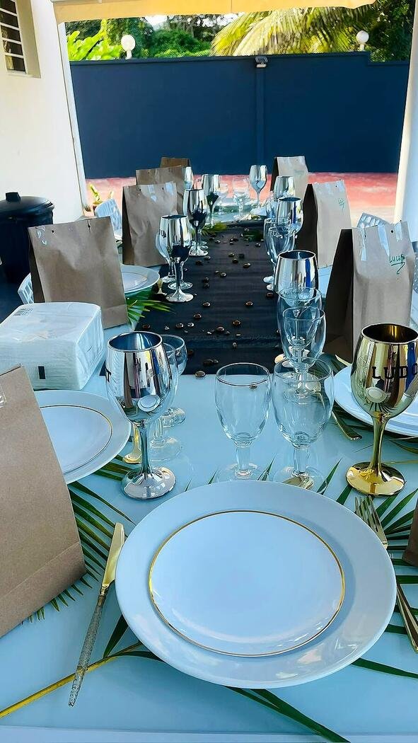 Table élégante dressée avec vaisselle dorée et argentée