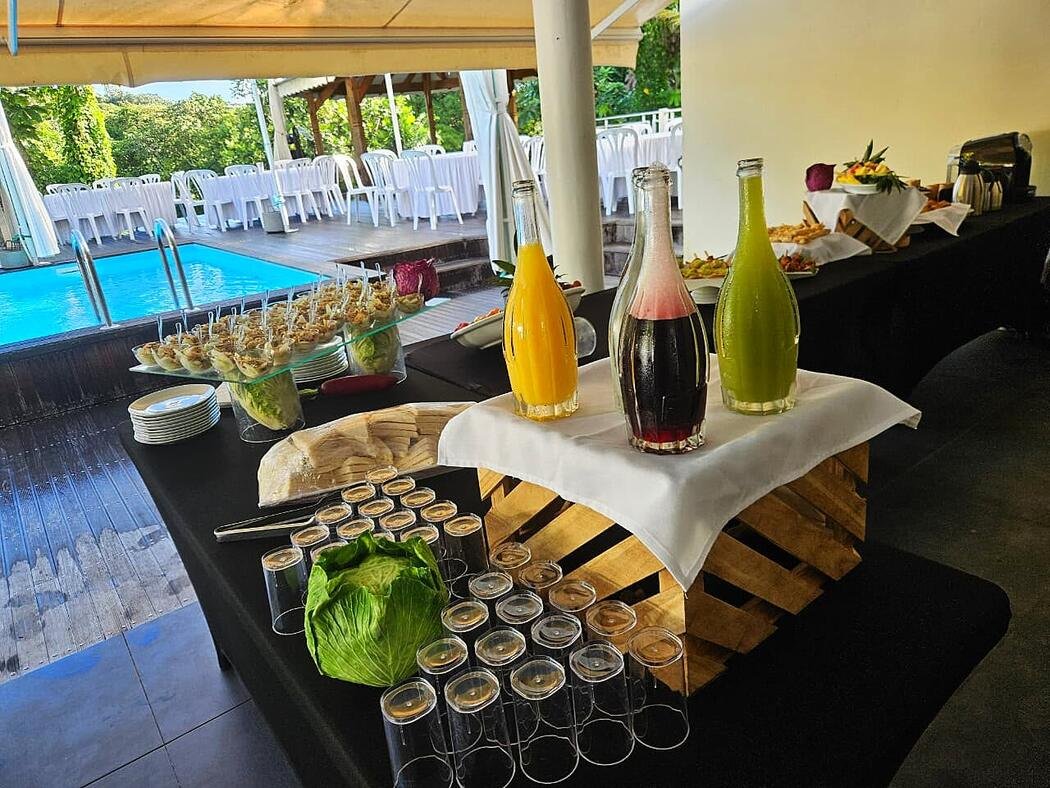 Buffet traiteur et jus frais au bord de la piscine