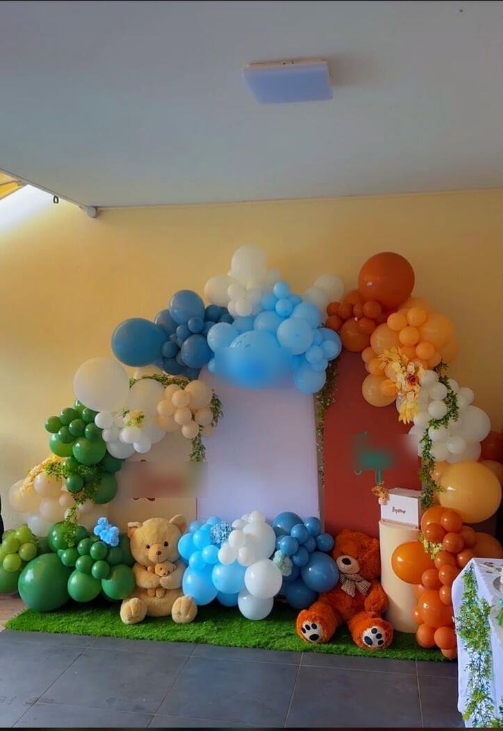 Décor de fête aux arches de ballons colorés et peluches